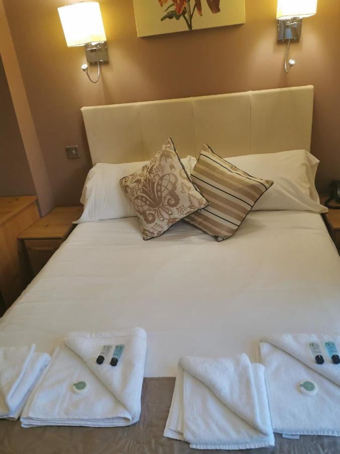 The Queens Hotel Todmorden Bagian luar foto
